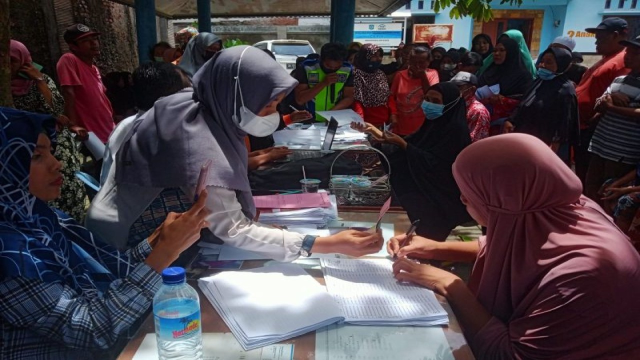 Sejumlah petugas di Kelurahan Ampenan Tengah Kota Mataram, Provinsi Nusa Tenggara Barat, membatu proses pembagian bantuan sosial (Bansos) dampak penyesuaian harga bahan bakar minyak (BBM). Rabu (16/11-2022). (FOTO ANTARA/Nirkomala)