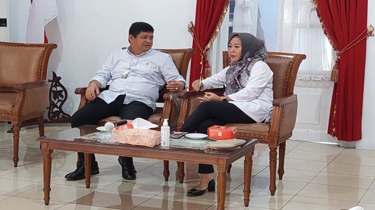 Direktur Kepesertaan BPJS Ketenagakerjaan Zainudin dan Bupati Purbalingga Dyah Hayuning Pratiwi berdiskusi terkait jaminan sosial ketenagakerjaan di Purbalingga, Rabu (9/11/2022). FOTO ANTARA/HO-BPJAMSOSTEK Purwokerto