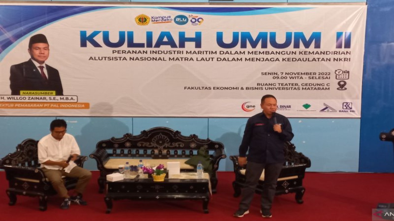 memberikan kuliah umum di Fakultas Ekonomi dan Bisnis, Universitas Mataram, Nusa Tenggara Barat, Senin (7/11/2022). ANTARA/Awaludin