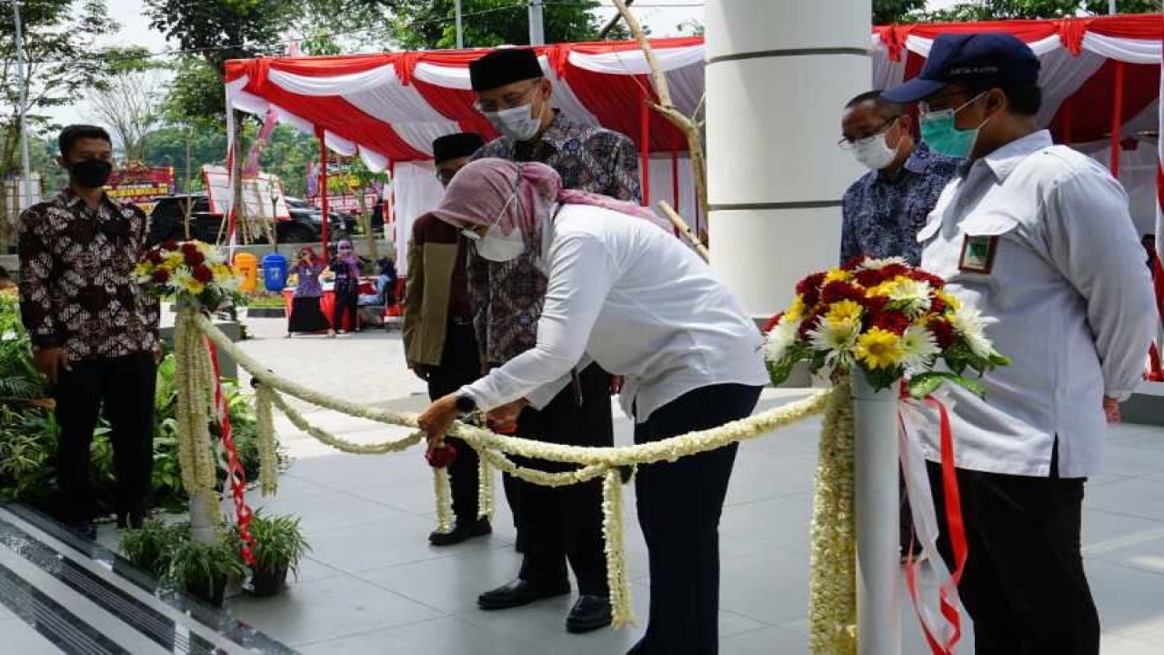 Direktur Prasarana Strategis Direktorat Jenderal Ditjen Cipta Karya Kementerian PUPR Essy Asiah meresmikan Gedung Kuliah Terpadu dan Gedung Kuliah Fisipol Kampus Sidotopo Universitas Tidar (Untidar) Magelang senilai Rp65,69 miliar, Selasa (22/11/2022). ANTARA/HO-Humas Untidar Magelang