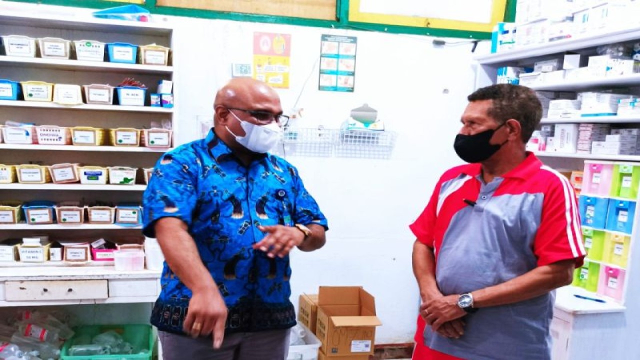 Direktur RSUD Biak dr Ricardo R. Mayor M.Kes (kiri) menerima kunjungan Wakil Bupati Biak Calvin Mansnembra meninjau gudang obat rumah sakit Biak. ANTARA/Muhsidin