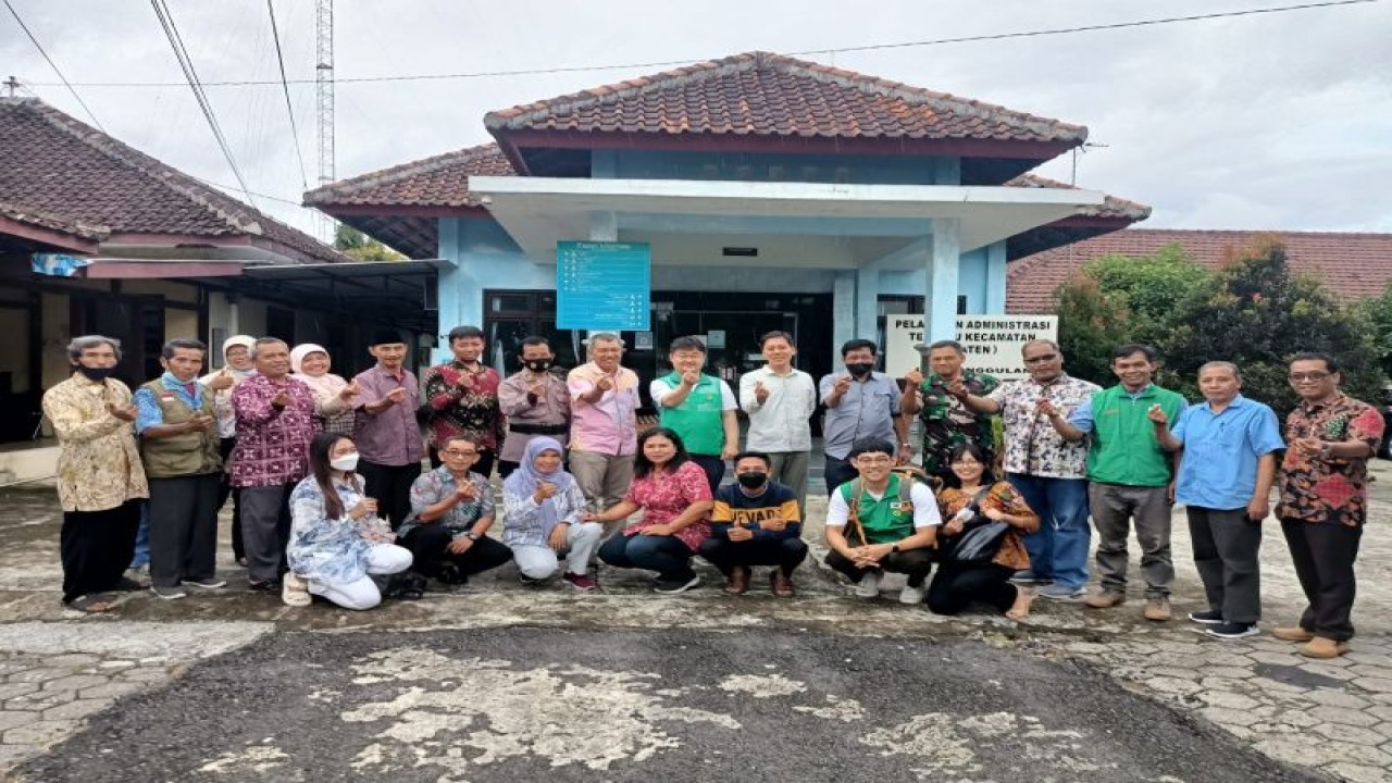 Direktur Saemaul Mr Kwon Lyuang-min meninjau lokasi pendampingan pengembangan tanaman padi Menor. (ANTARA/HO-Dinas Pertanian dan Pangan Kulon Progo/Sutarmi)