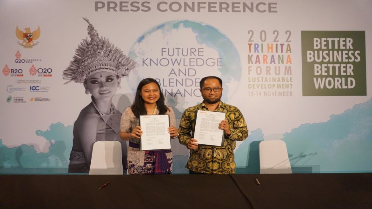 Direktur Utama BPOLBF Shana Fatina (kiri) dan Direktur Utama PT Awina Sinergi International Ananda Setiyo Ivannanto (kanan) menandatangani nota kesepahaman (MoU) untuk menjadikan Labuan Bajo Flores sebagai destinasi pariwisata yang ramah lingkungan dan karbon netral, di Provinsi Bali, Minggu (13/11/2022). (FOTO ANTARA/HO-BPOLBF)