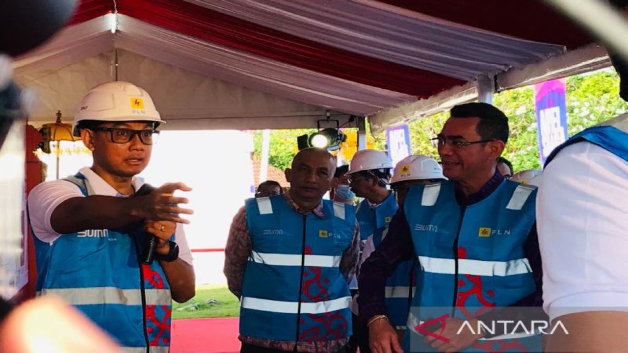 Direktur Utama PT PLN (Persero) Darmawan Prasodjo (kiri) menjelaskan kesiapan pasokan listrik PLN selama perhelatan puncak Konferensi Tingkat Tinggi G20 beberapa waktu lalu di Nusa Dua, Badung, Bali. ANTARA/Rolandus Nampu