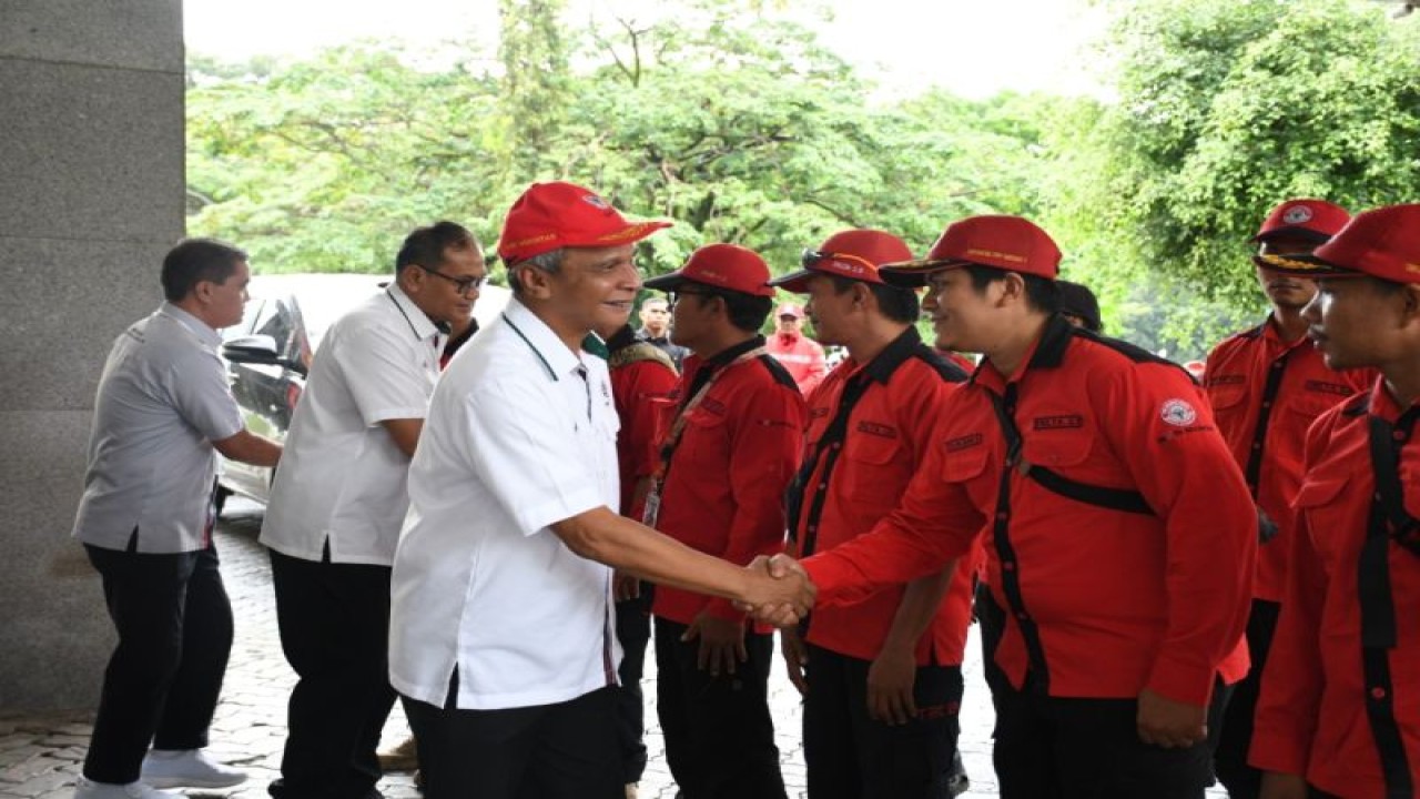 Direktur Utama PT Semen Padang Asri Mukhtar melepas TRC bantu penanganan gempa di Cianjur. ANTARA/HO-Semen Padang