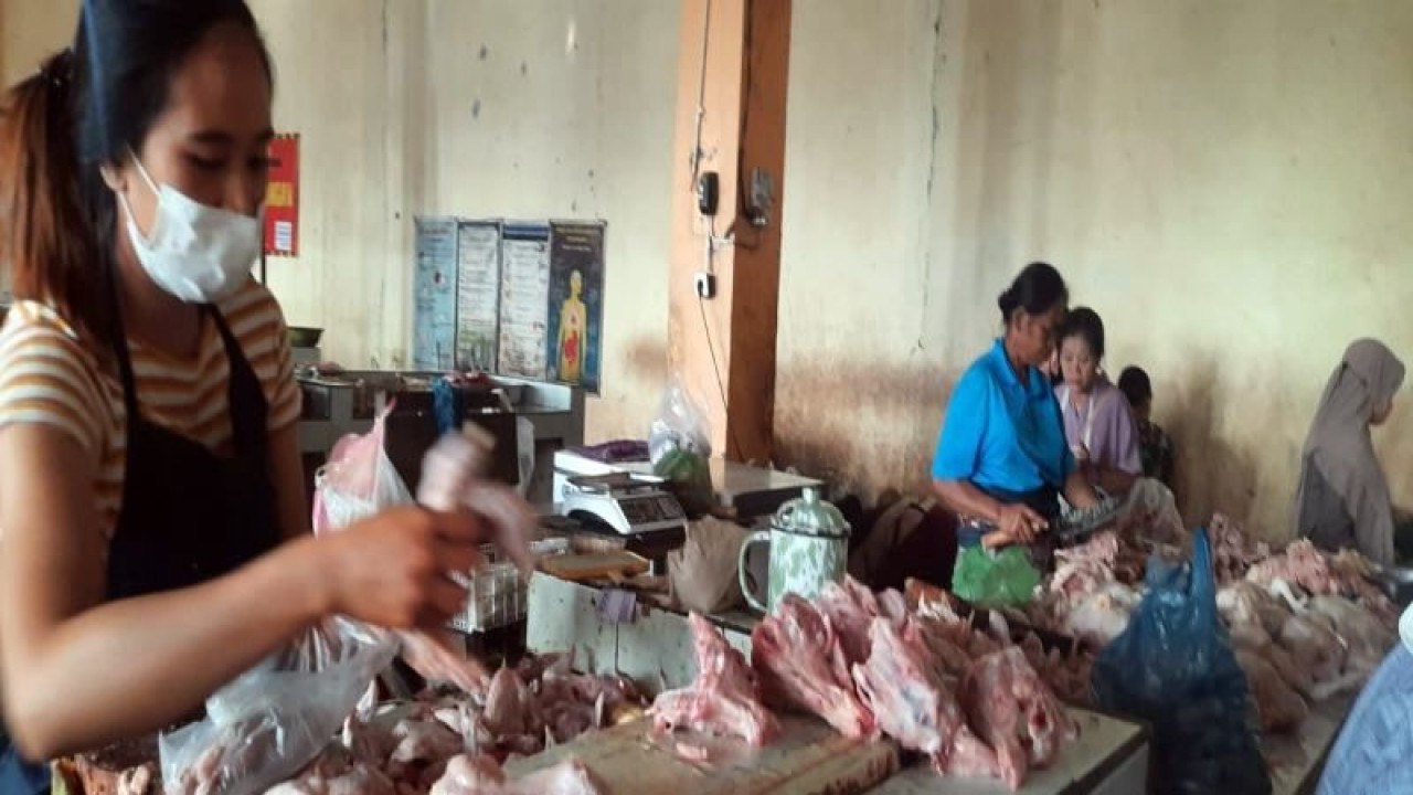 Seorang pedagang daging ayam melayani pelanggannya di Pasar Boyolali, Kota, Rabu (30/11/2022). ANTARA/Bambang Dwi Marwoto.