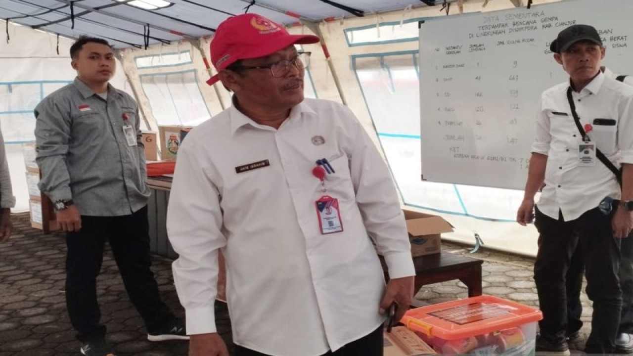 Kepala Disdikpora Kabupaten Cianjur Akib Ibrahim saat menjelaskan rekapitulasi data sementara kepada wartawan di kantor dinas, Cianjur, Jawa Barat, Rabu (23/11). ANTARA/Rizka Khaerunnisa