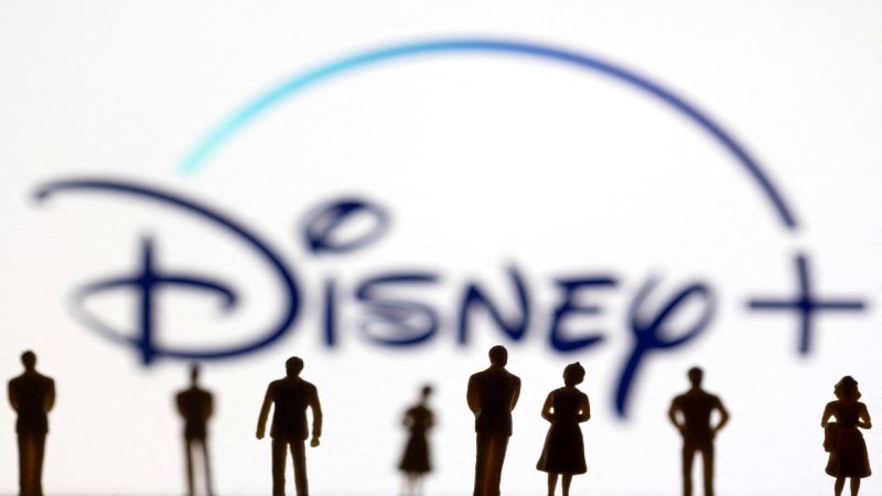 FILE PHOTO: Toy figures of people are seen in front of the displayed Disney + logo, in this illustration taken January 20, 2022. REUTERS/Dado Ruvic/Illustration/File Photo (REUTERS/DADO RUVIC)