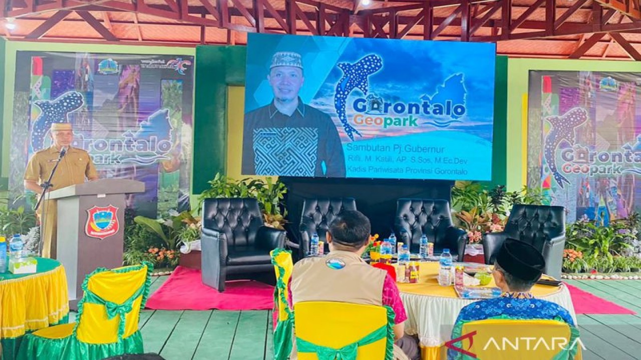 Kepala Dinas Pariwisata dan Ekonomi Kreatif (Parekraf) Provinsi Gorontalo, Rifli Katili memberikan sambutan pada Konferensi Internasional Danau Limboto yang digelar di Pentadio Resort, Kabupaten Gorontalo, Gorontalo, Senin. ANTARA/HO-Disparekraf Provinsi Gorontalo