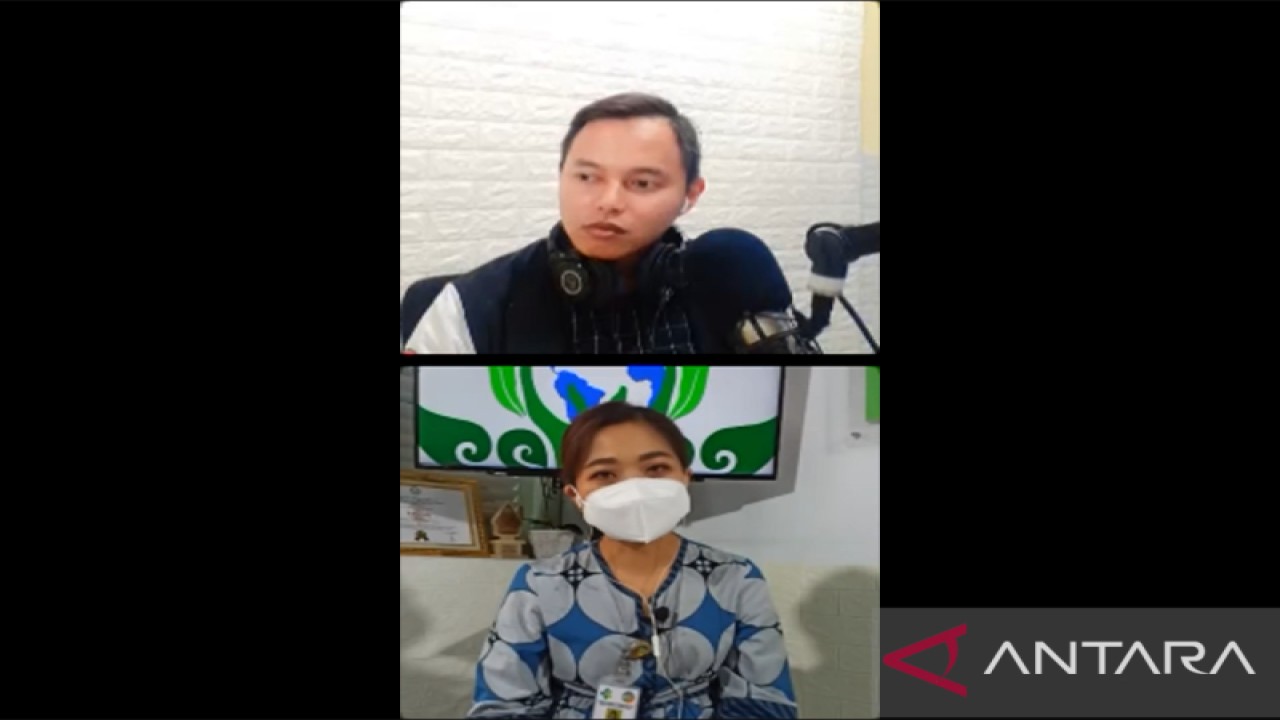 Dokter spesialis paru dari RSUP Prof. Dr. I.G.N.G. Ngoerah Denpasar, dr. Ida Ayu Jasminarti Dwi Kusumawardani (panel bawah) dalam diskusi virtual Radio Kesehatan Kemenkes, diikuti dari Jakarta, Rabu (23/11/2022). (ANTARA/Prisca Triferna)