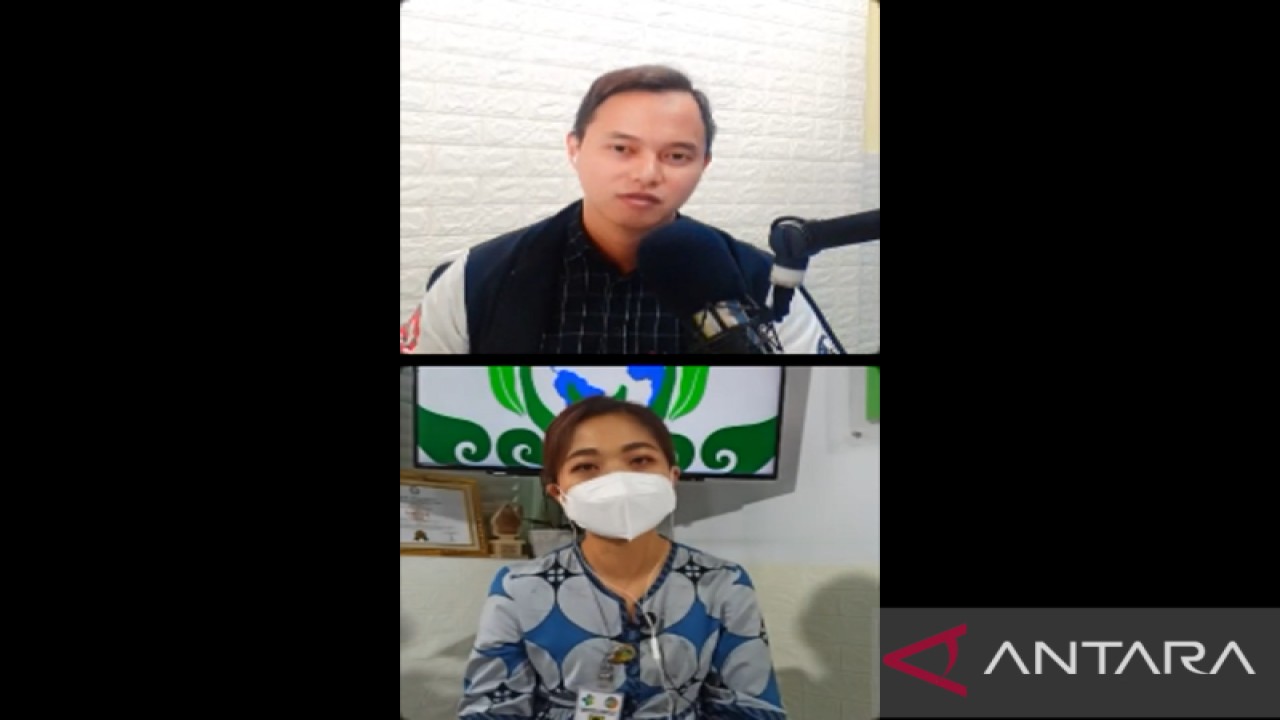 Tangkapan layar Dokter spesialis paru dan pernapasan dr. Ida Ayu Jasminarti Dwi Kusumawardani dari RSUP Prof.Dr.I.G.N.G.Ngoerah Denpasar (panel bawah) dalam diskusi Radio Kesehatan Kemenkes, diikuti virtual dari Jakarta, Rabu (23/11/2022) (ANTARA/Prisca Triferna)