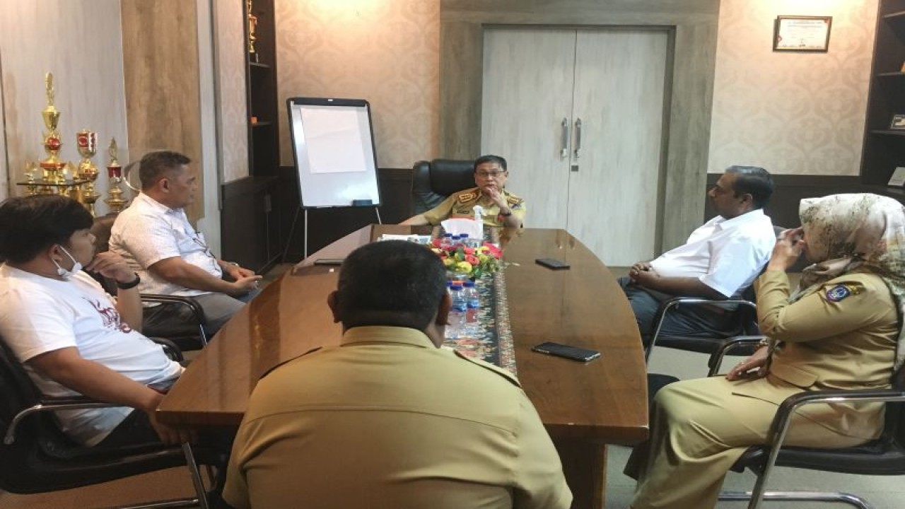 Kepala DPMPTSP Sulsel Sulkaf S Latief (tengah) memimpin rapat di Makassar.ANTARA/HO
