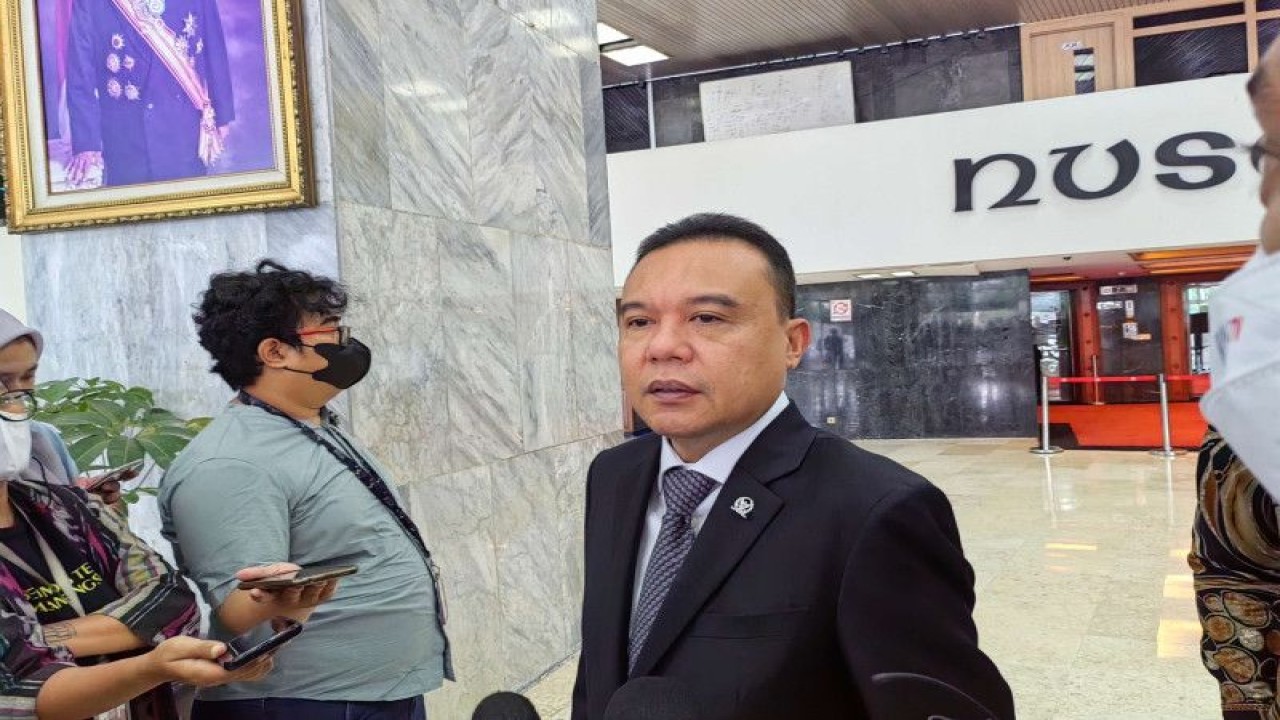 Wakil Ketua DPR RI Sufmi Dasco Ahmad di Komplek Parlemen Senayan, Jakarta, Senin (1-11-20). (ANTARA/Melalusa Susthira K.)