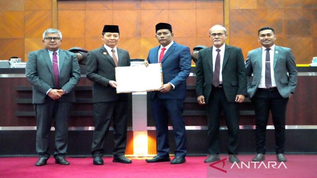 Pimpinan DPRA bersama Pj Gubernur Aceh Achmad Marzuki memperlihatkan dokumen persetujuan bersama rancangan qanun Aceh tentang APBA 2023, di Banda Aceh, Rabu (23/11/2022) ANTARA/HO-Humas DPRA