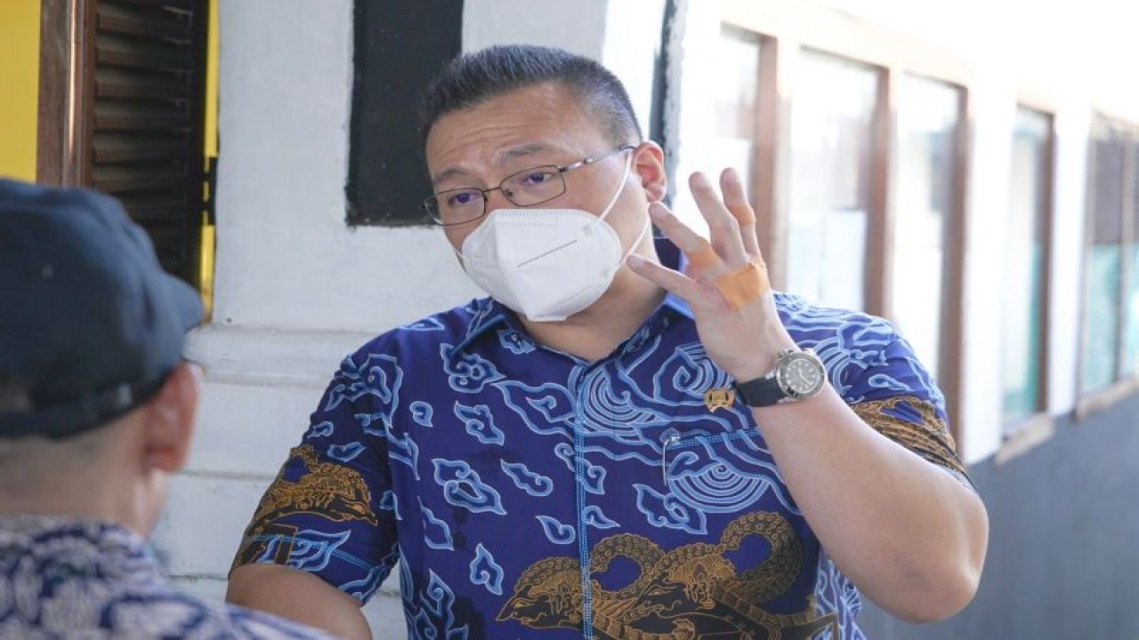 Anggota Komisi D DPRD DKI Jakarta Hardiyanto Kenneth menerima aspirasi masyarakat di Jakarta, beberapa waktu lalu. (ANTARA/Dokumentasi Pribadi)