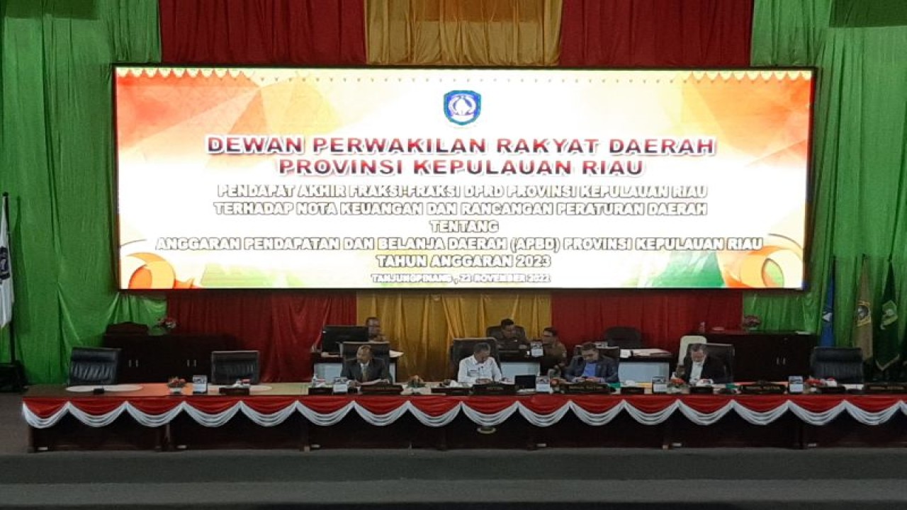 DPRD Kepri gelar sidang paripurna pembentukan propemperda tahun 2023 di ruang rapat utama, Dompak, Tanjungpinang, Selasa (22/11). (Ogen)