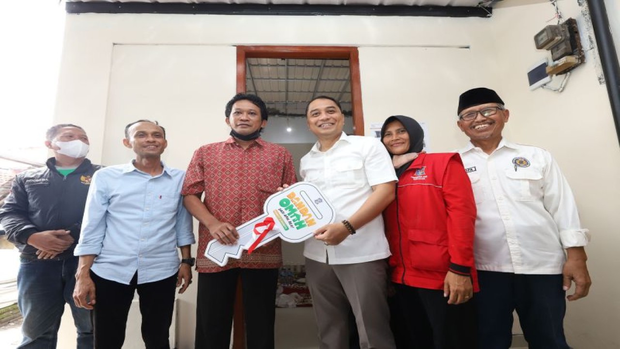 Wali Kota Surabaya Eri Cahyadi saat menyerahkan kunci rumah kepada enam penerimaan manfaat program "Dandan Omah" di Kecamatan Tandes, Kota Surabaya, pada Senin (21/11/2022). (ANTARA/HO-Diskominfo Surabaya)