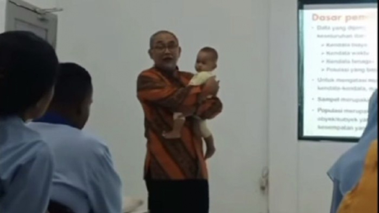 Dr Wahyu Eko ngajar sambil gendong bayi
