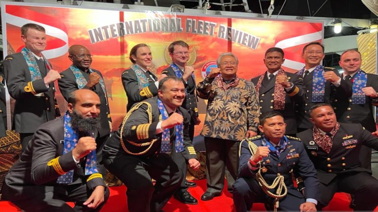 Duta Besar RI untuk Jepang Heri Akhmadi bersama Ketua Delegasi Markas Besar AL untuk International Fleet Review 2022 Laksma TNI Retiono Kunto dan delegasi AL asing berfoto dalam resepsi Indonesia di KRI Diponegoro-365, Yokosuka, Kanagawa, Jepang, Kamis (3/11/2022). ANTARA/ Juwita Trisna Rahayu