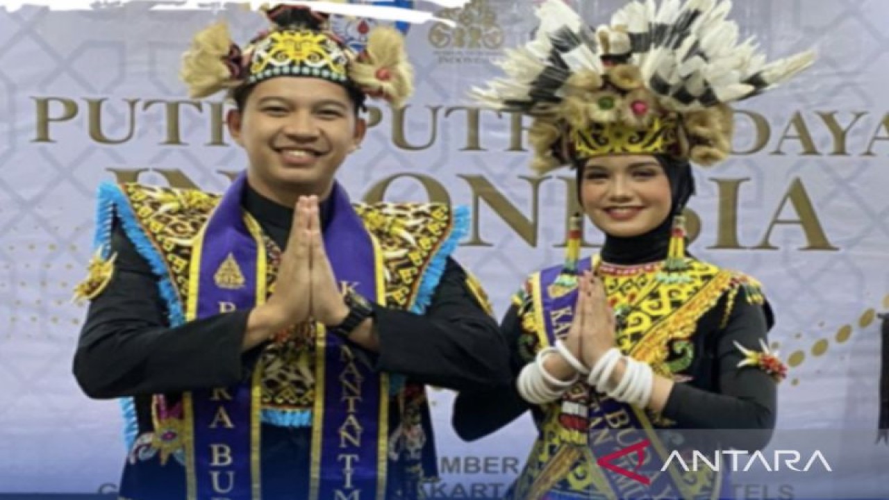 Duta Budaya Kalimantan Timur Abizar Yogyananda dan Annisa Oktadianti berfoto bersama di ajang Pemilihan Putra Putri Budaya Indonesia di Yogyakarta, Senin (7/11/2022). ANTARA/ HO-Diskominfo Kaltim