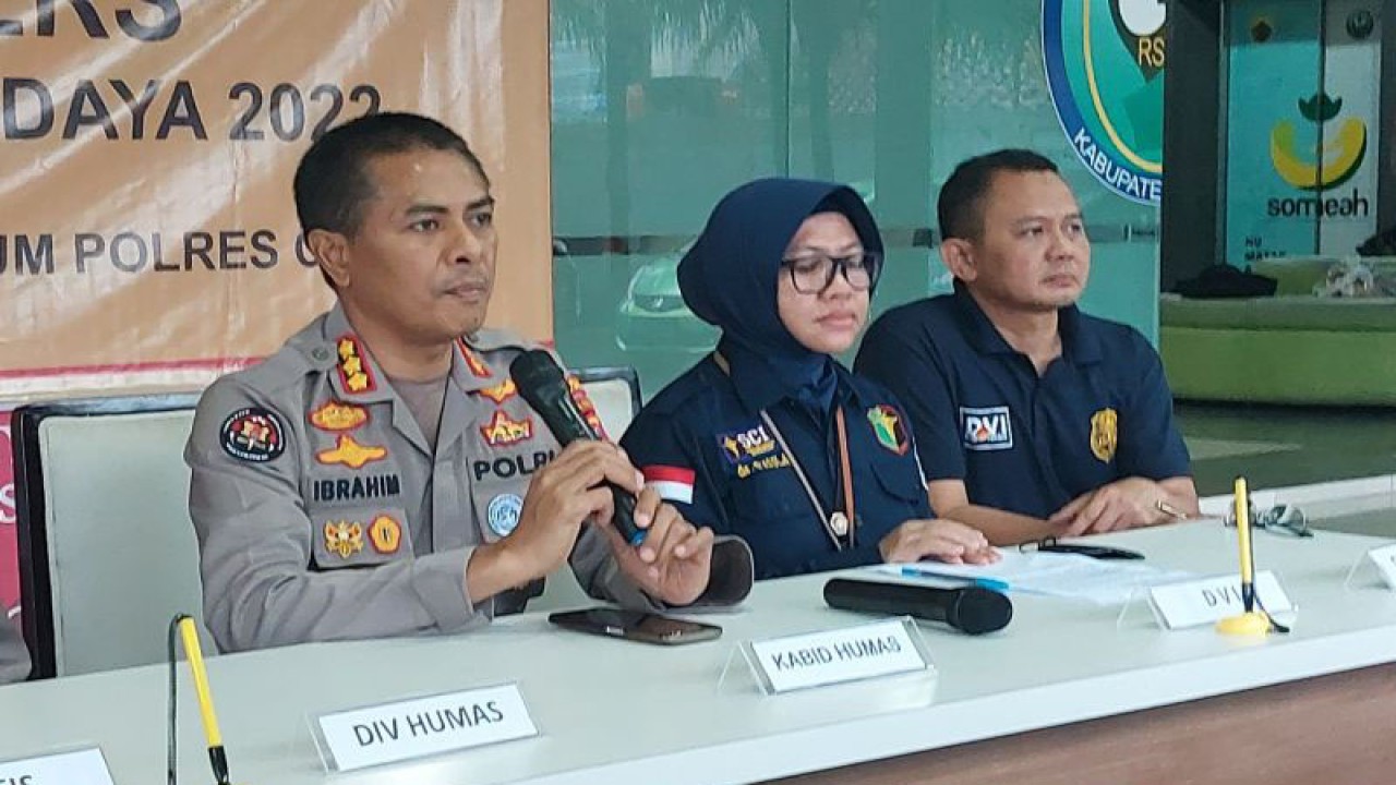 Pembina Tingkat I DVI Indonesia dr Paula Lihawa (tengah) menyampaikan keterangan pers di Rumah Sakit Umum Daerah (RSUD) Sayang, Kabupaten Cianjur, Senin (28/11/2022). (ANTARA/Ajat Sudrajat)