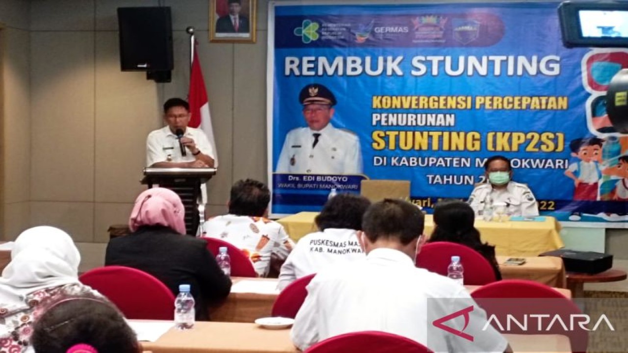 Wakil Bupati Manokwari Edi Budoyo membuka Rembuk Stunting: Konvergensi Percepatan Penurunan Stunting (KP2S) di Kabupaten Manokwari, Provinsi Papua Barat, Rabu (16/11/2022). (ANTARA/Rachmat Julaini)