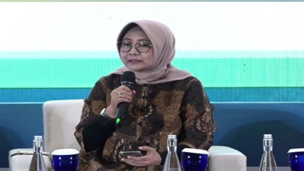 Ekonom Senior CORE Indonesia Hendri Saparini dalam webinar Green Economy, Rabu (6/11/2022). (ANTARA/Sanya Dinda)