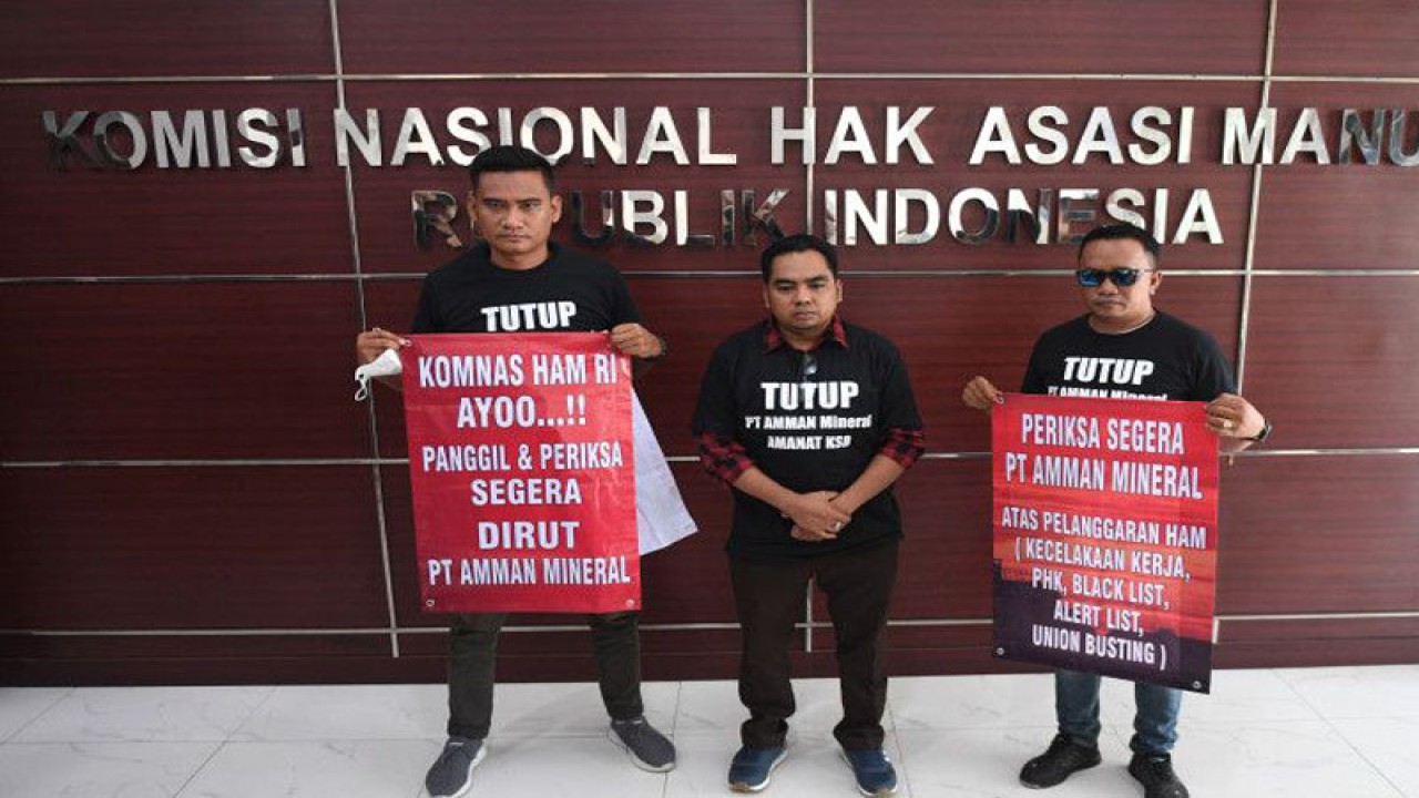 Sejumlah anggota Aliansi Masyarakat Anti Mafia Tambang (Amanat) membentangkan poster usai audiensi dengan Komnas HAM di Jakarta, Kamis (24-11-2022). ANTARA FOTO/Akbar Nugroho Gumay/rwa.