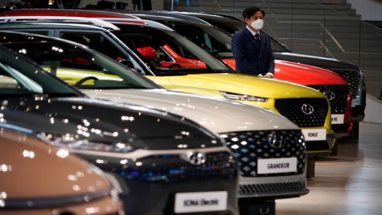 Seorang karyawan menunggu pelanggan di sebelah kendaraan Hyundai Motor di Hyundai Motor Studio di Goyang, Korea Selatan, 21 April 2020. (Kim Hong-Ji/Reuters)