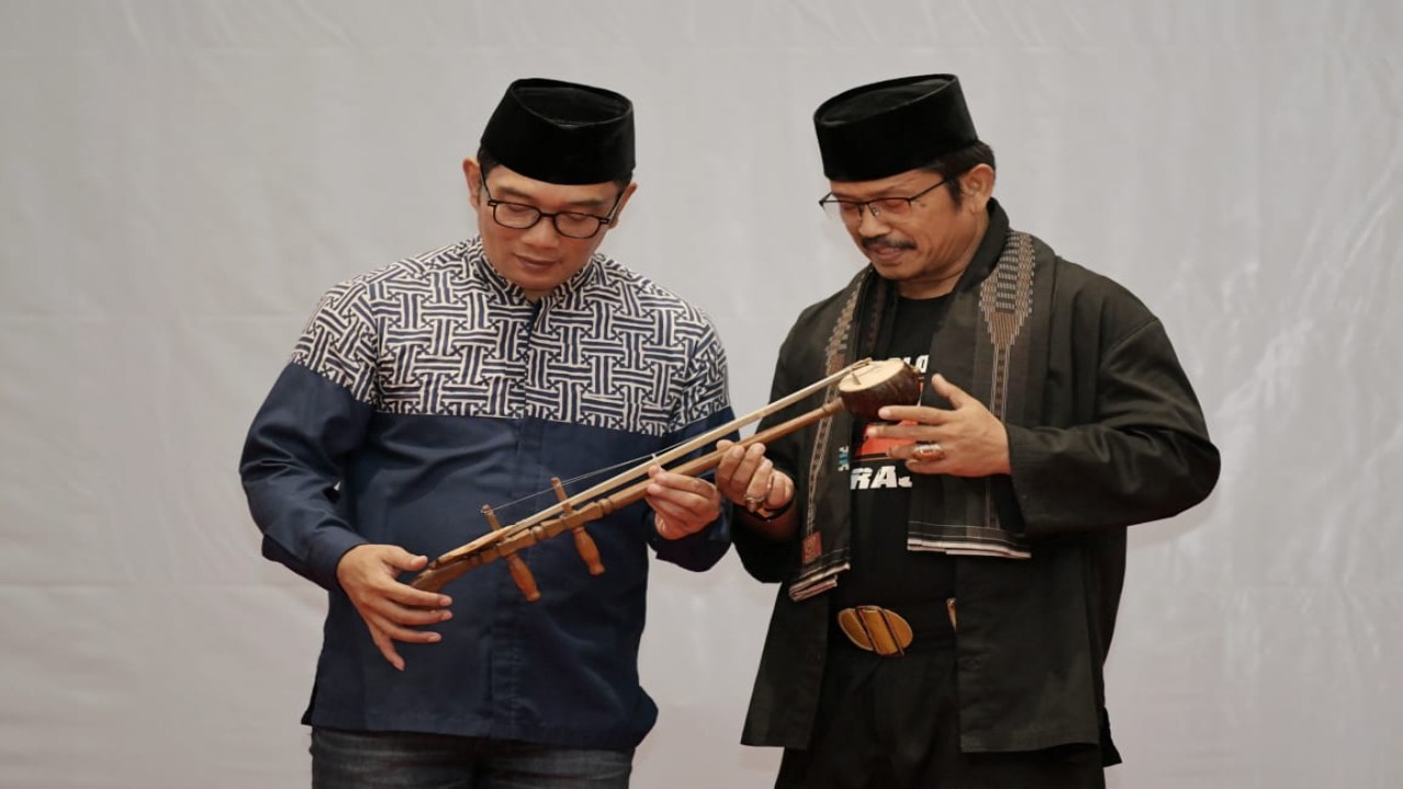 Gubernur Jawa Barat Ridwan Kamil saat membuka Kongres Bahasa Daerah Budaya Melayu Betawi di Swiss Bellin Hotel Karawang, Rabu (16/11/2022).