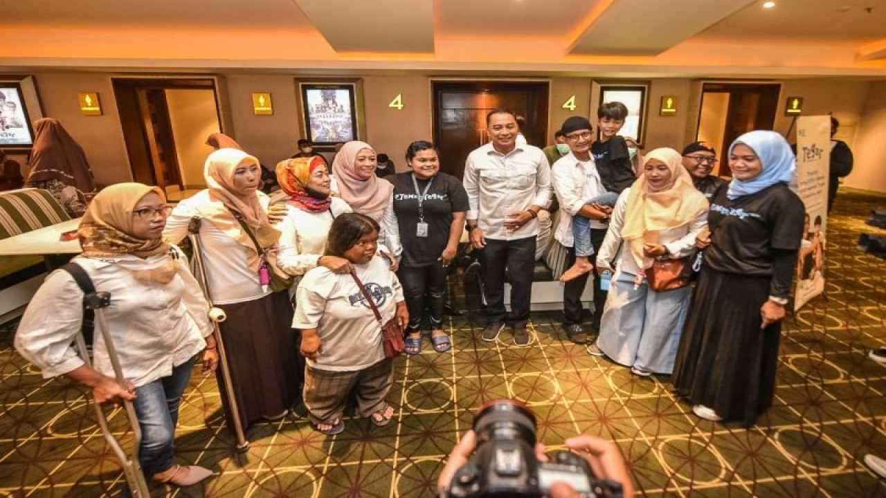 Wali Kota Surabaya Eri Cahyadi usai nonton bareng film berjudul Tegar di salah satu bioskop di Kota Surabaya, Rabu (17/11/2022). (ANTARA/HO-Diskominfo Surabaya)