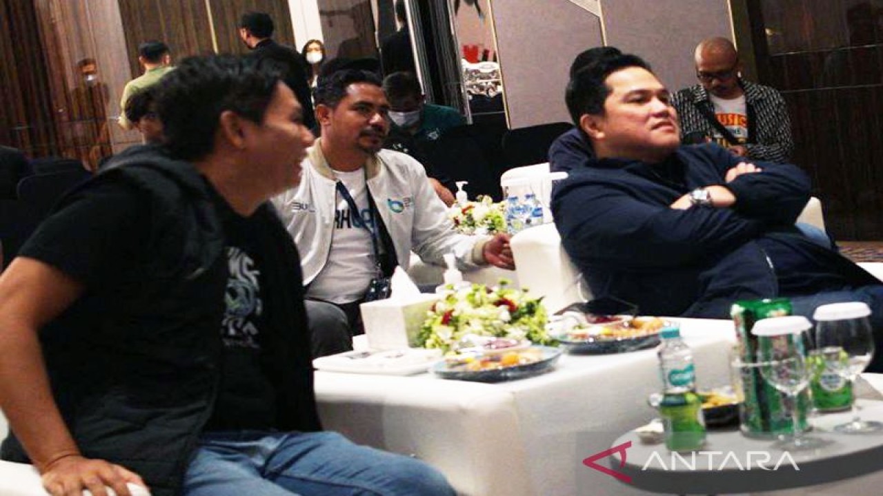 Menteri Badan Usaha Milik Negara (BUMN) Erick Thohir (kanan) bersama Wakil Ketua Millennials BUMN Surabaya Raya Berry FS Pariela (tengah) nonton bareng (nobar) pembukaan Piala Dunia 2022 di Surabaya, Minggu (21/11/2022) malam. (ANTARA/Naufal Ammar Imaduddin)