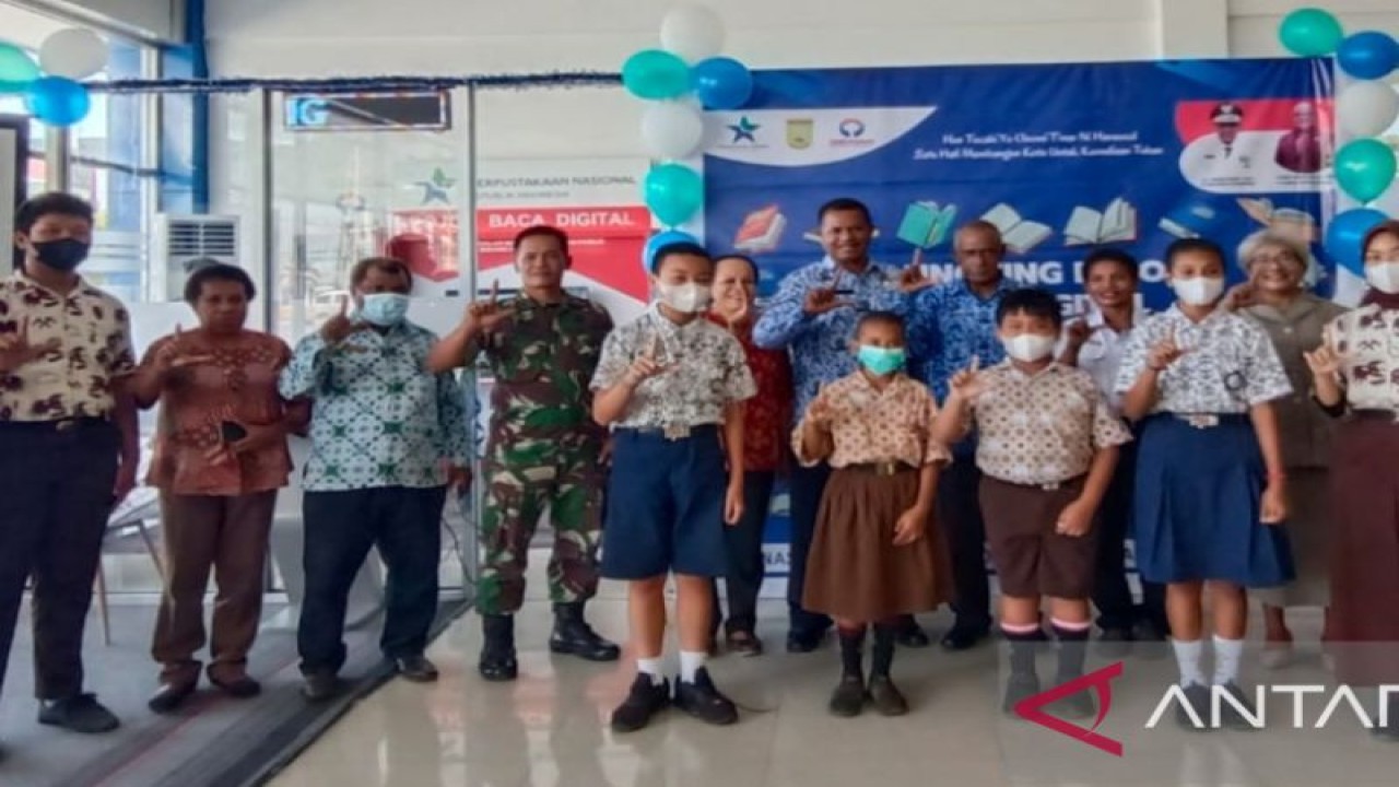 Foto bersama setelah peluncuran Pojok Baca Digital di Terminal Tipe A Entrop Kota Jayapura, Kamis (17/11/2022). (ANTARA/Ardiles Leloltery)