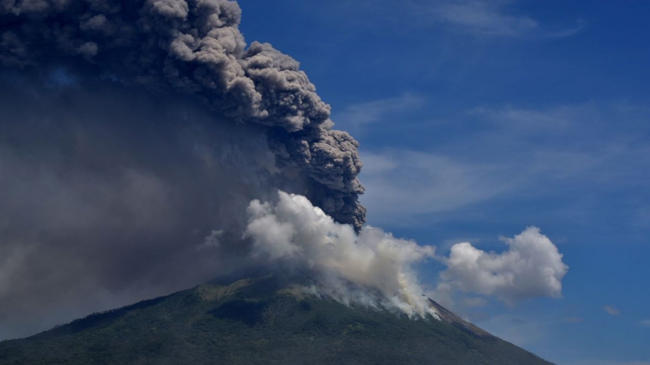 Gunung Api Ile Lewotolok di Kabupaten Lembata. (mediaindonesia.com)