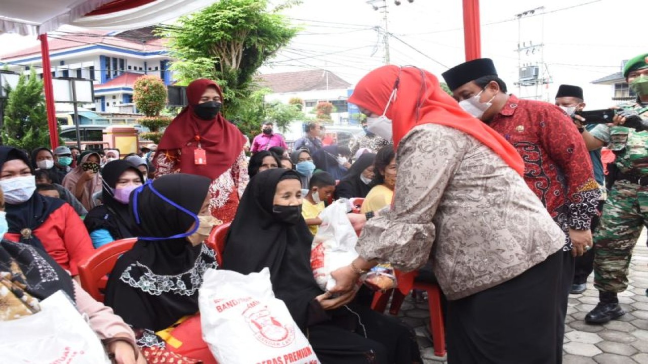 Wali Kota Bandar Lampung Eva Dwiana menyerahkan bantuan beras dari pemerintah kepada warga kurang mampu di Kota Bandar Lampung, Provinsi Lampung, Jumat (18/11/2022). (ANTARA/HO Pemkot Bandar Lampung)