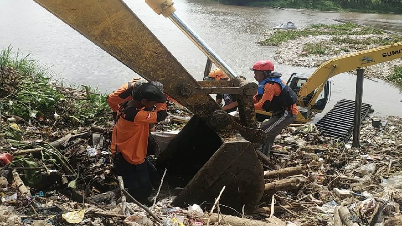 Proses evakuasi korban terseret arus Sungai Brantas di Bendungan Sengguruh, Kabupaten Malang, Jawa Timur, Selasa (22/11/2022). (ANTARA/HO-BPBD Kabupaten Malang)