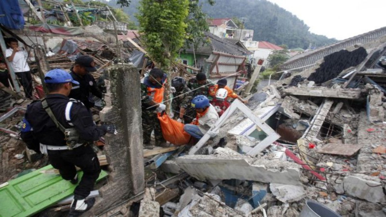 Proses evakuasi korban gempa bumi di Cianjur Jawa Barat (ANTARA FOTO/Yulius Satria Wijaya)