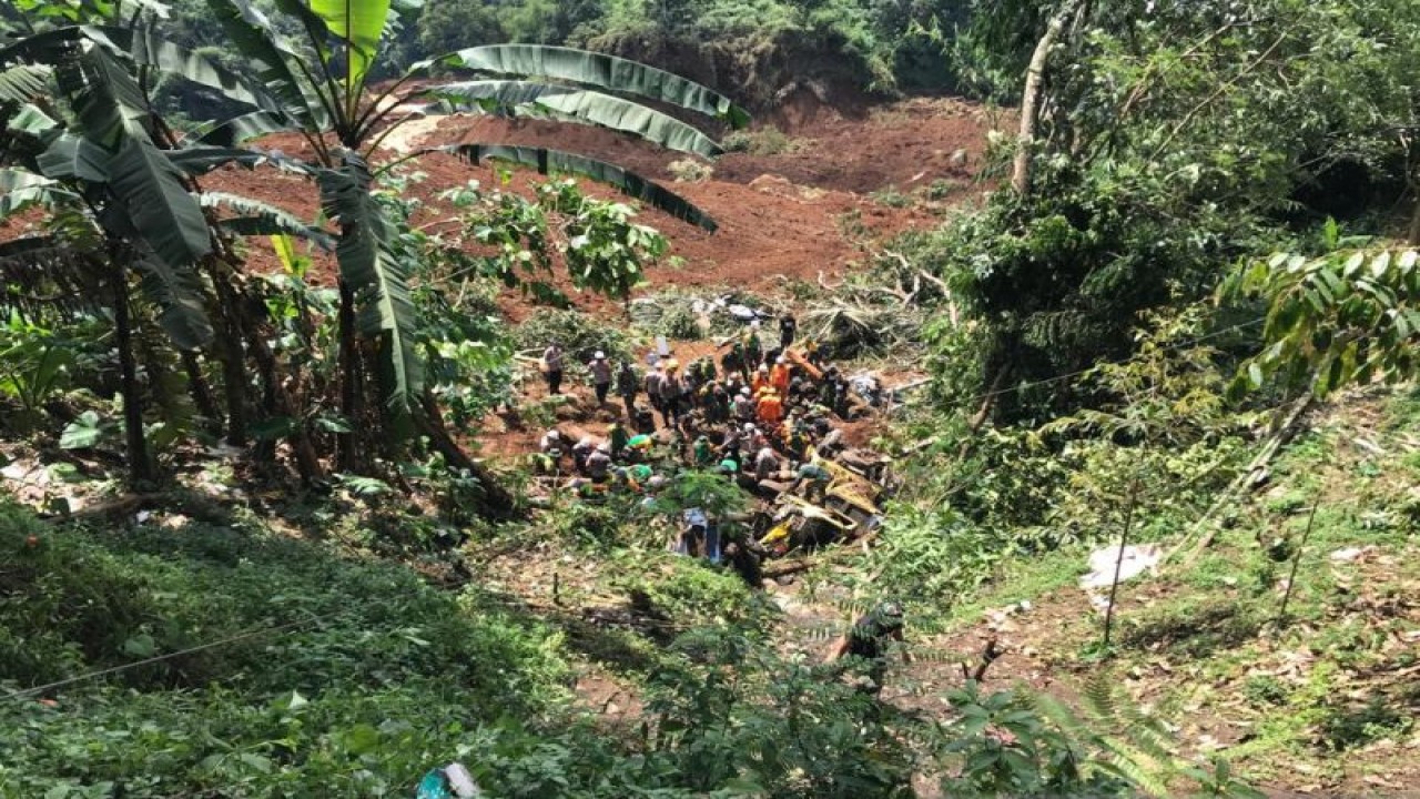 Proses evakuasi warga terjebak longsor di jalur Cianjur-Cipanas, Cugenang, Kabupaten Cianjur, Jawa Barat, Selasa (22/11/2022). ANTARA/Devi Nindy