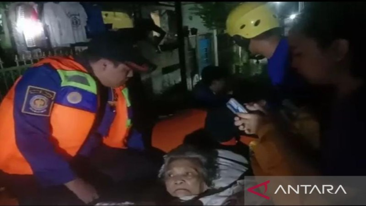 Petugas membantu mengevakuasi warga dari daerah yang terdampak banjir di Kota Tangerang, Provinsi Banten. (HO BPBD Kota Tangerang)