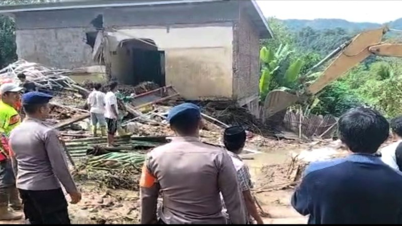 Tangkapan layar video - Suasana proses evakuasi tim SAR Gabungan dibantu warga dengan mengunakan alat berat pada salah satu rumah terdampak tanah longsor di Dusun Sapiria, Desa Lanjoboko, Kecamatan Parangloe, Kabupaten Gowa, Sulawesi Selatan, Kamis (17/11/2022). ANTARA/HO/Dokumentasi Basarnas Sulsel.