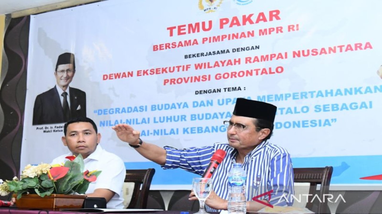 Wakil Ketua MPR RI Fadel Muhammad (kanan), hadir dalam acara "Temu Pakar Bersama Pimpinan MPR RI" di Kota Gorontalo, Jumat (18/11/22). (ANTARA/HO-MPR RI)