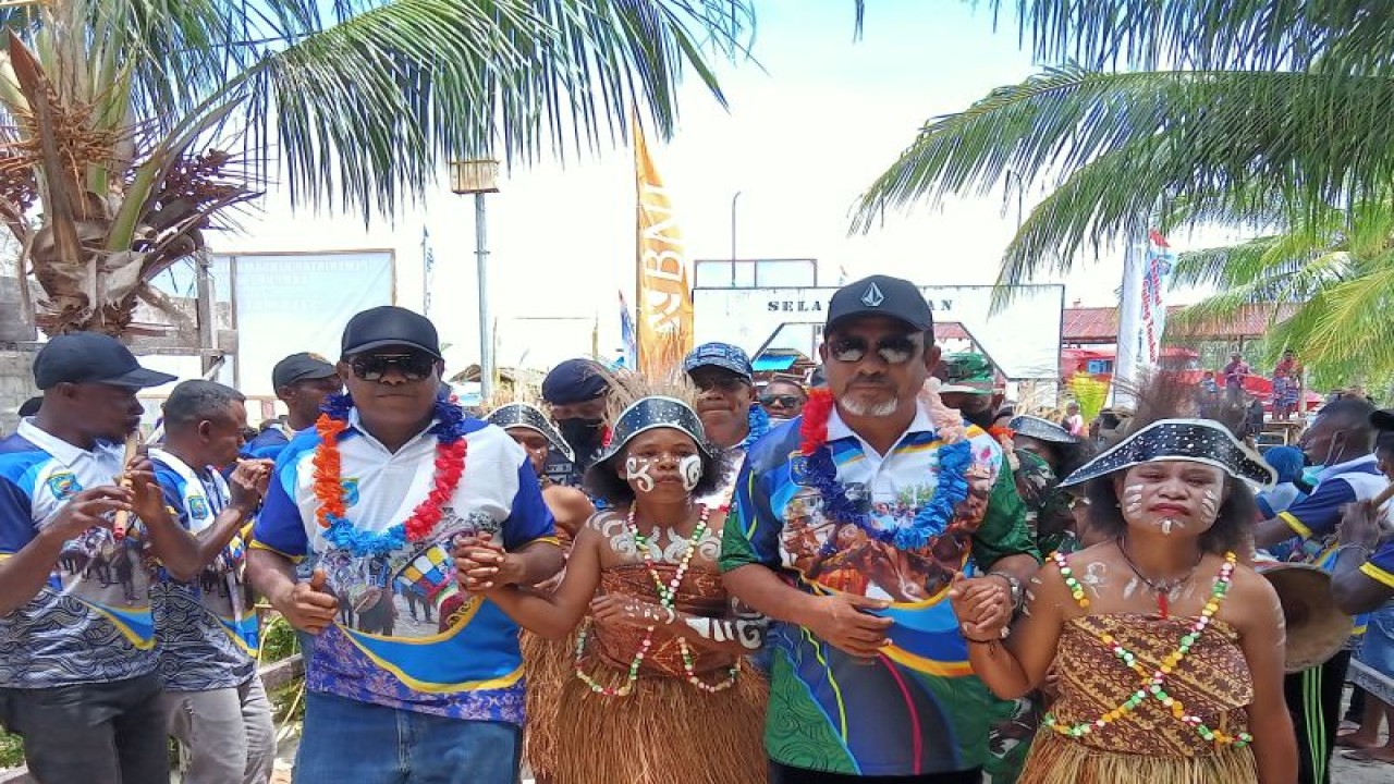 Suasana Festival Suling Tambur di Wejim Distrik Kepulauan Sembilan Kabupaten Raja Ampat Provinsi Papua Barat, Tahun 2021. ANTARA/ Ernes Broning Kakisina