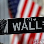 FILE PHOTO: Raindrops hang on a sign for Wall Street outside the New York-1668655993