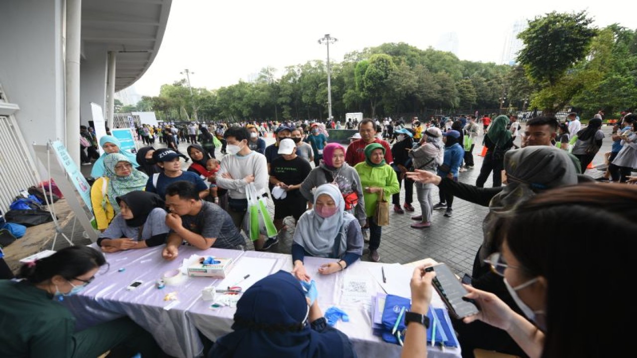 Pemeriksaan kesehatan untuk masyarakat oleh dokter spesialis patologi klinis dan anatomi di pelataran Stadion Gelora Bung Karno Jakarta, pada awal pekan ini. (ANTARA/ HO)