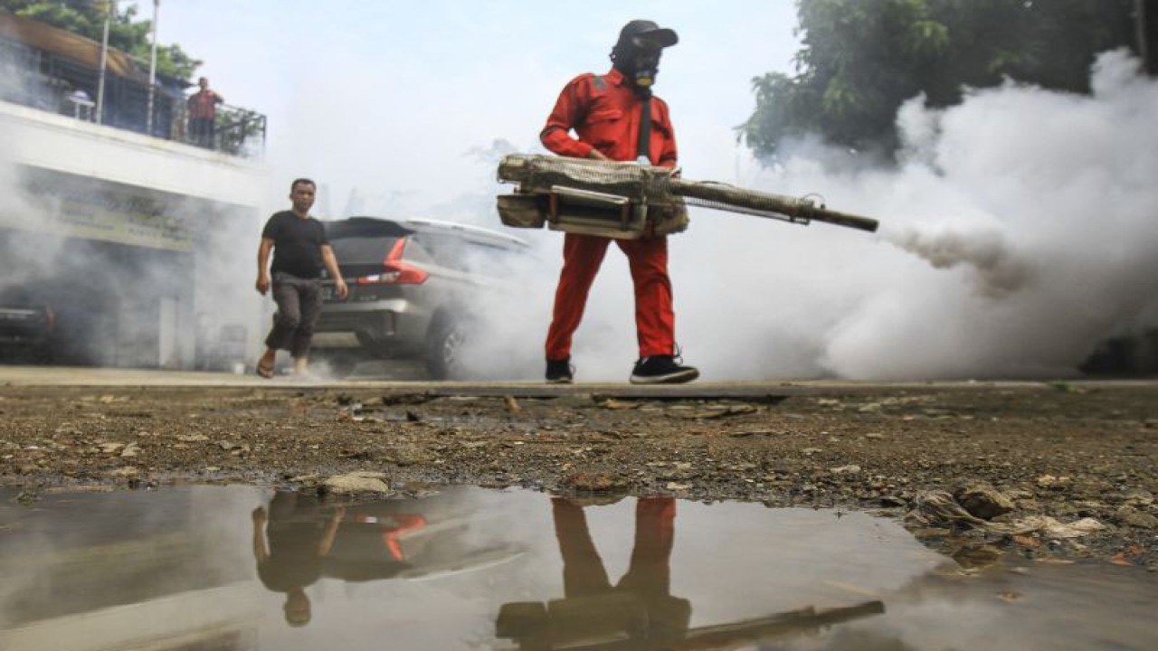 Arsip Foto - Petugas melakukan pengasapan (fogging) di permukiman warga di kawasan Cibubur, Jakarta Timur, Kamis (10/3/2022). Pengasapan yang dilakukan Kelurahan Cibubur tersebut untuk memberantas nyamuk Aedes Aegypti guna mencegah penyakit Demam Berdarah Dengue (DBD) di kawasan permukiman. ANTARA FOTO/Asprilla Dwi Adha/foc.