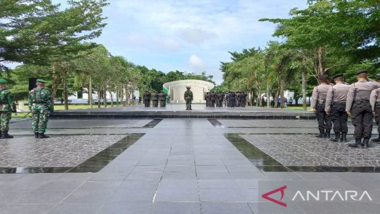 Forum Komunikasi Pimpinan Daerah (Forkopimda) Provinsi Kepulauan Bangka Belitung menggelar upacara dan tabur bunga di Taman Makam Pahlawan Pawitralaya Kota Pangkalpinang, dalam rangka memperingati Hari Pahlawan ke-77 pada Kamis (10/11/2022). (ANTARA/Aprionis)