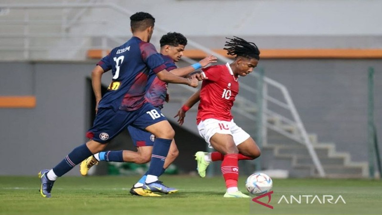 Foto arsip - Pemain tim nasional U-20 Indonesia Ronaldo Kwateh (kanan) berusaha melewati adangan pemain Al Adalah FC pada laga uji coba di Turki, Minggu (13/11/2022). ANTARA/HO-PSSI/am.