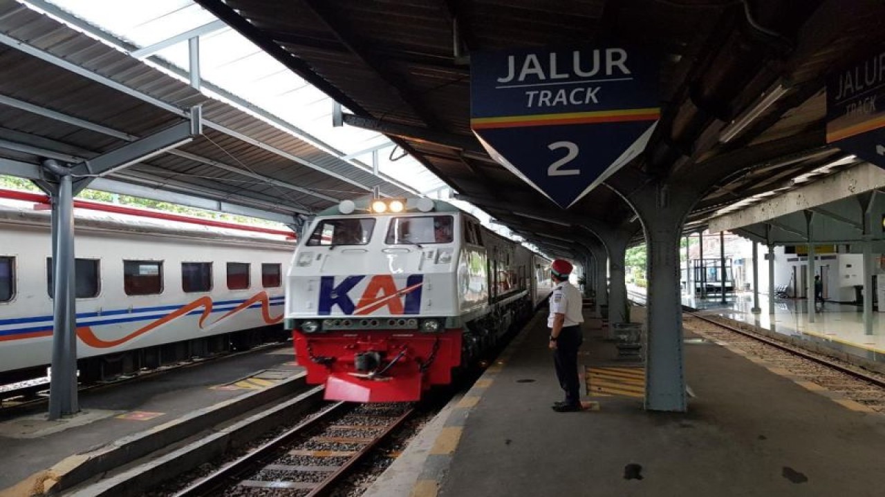 Foto dok. Petugas memberangkatkan kereta di Stasiun Jember (ANTARA/HO-Humas KAI Daop 9 Jember)