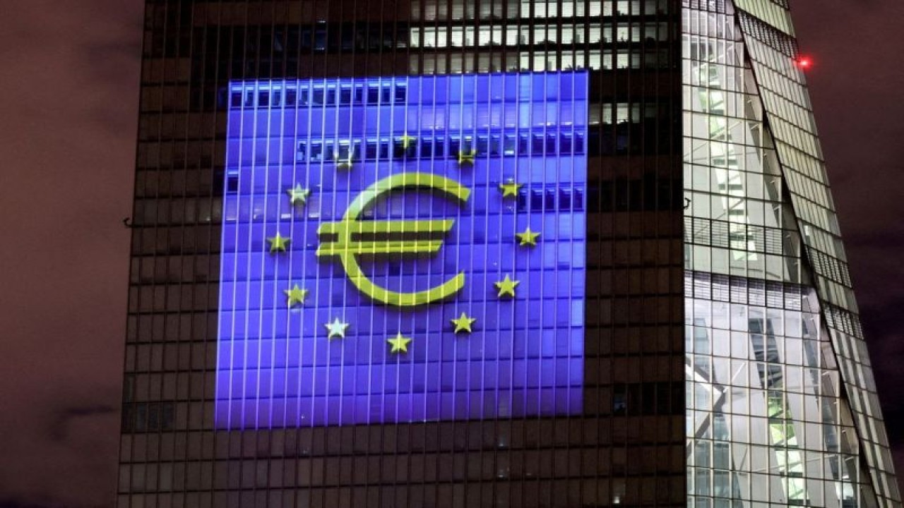 Foto Dokumen: Simfoni cahaya yang terdiri dari bar, garis dan lingkaran berwarna biru dan kuning, warna Uni Eropa, menerangi fasad selatan kantor pusat Bank Sentral Eropa (ECB) di Frankfurt, Jerman, 30 Desember 2021. ANTARA/REUTERS/Wolfgang Rattay