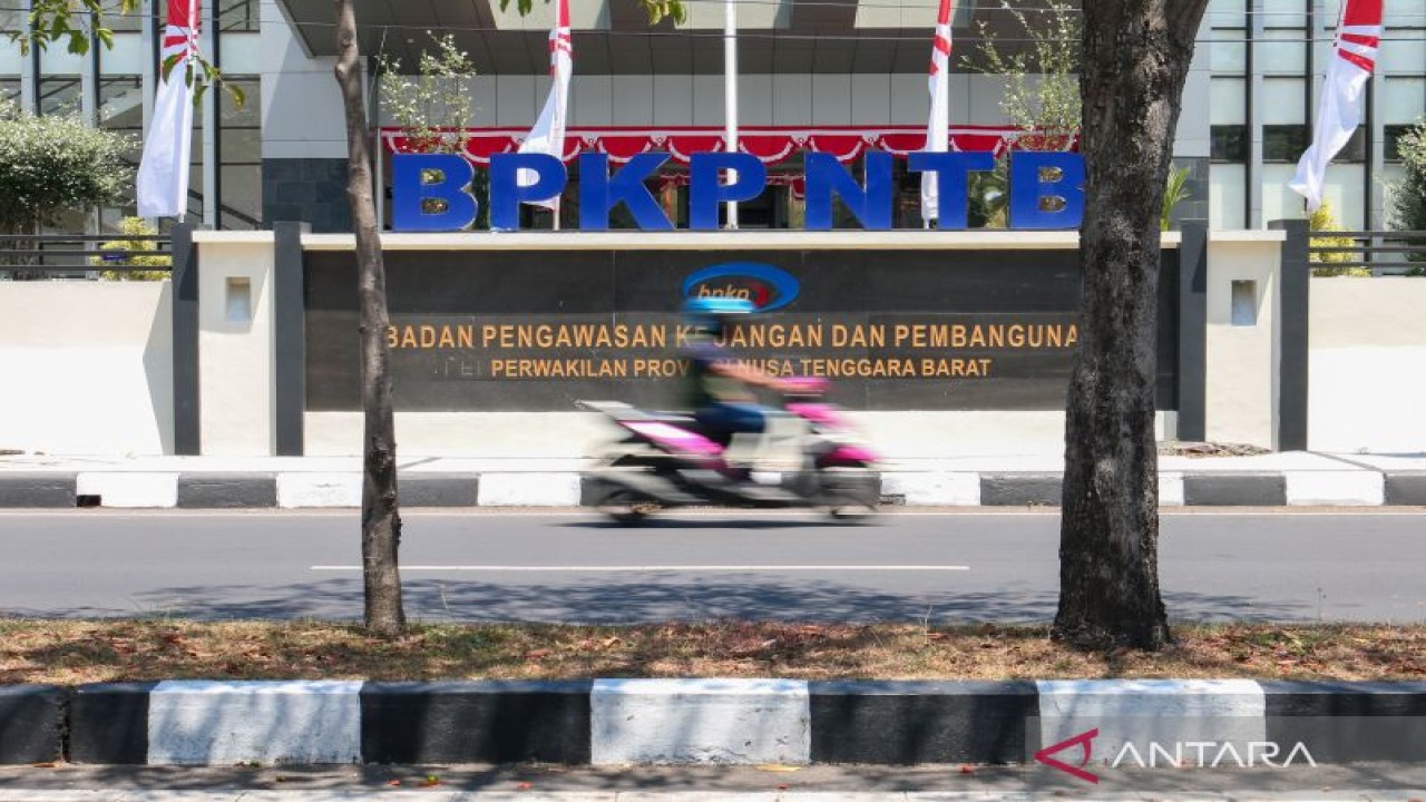 Foto Dokumentasi-Seorang pengendara melintas di depan Kantor BPKP Perwakilan NTB di Jalan Majapahit, Mataram. (ANTARA/Dhimas B.P.)